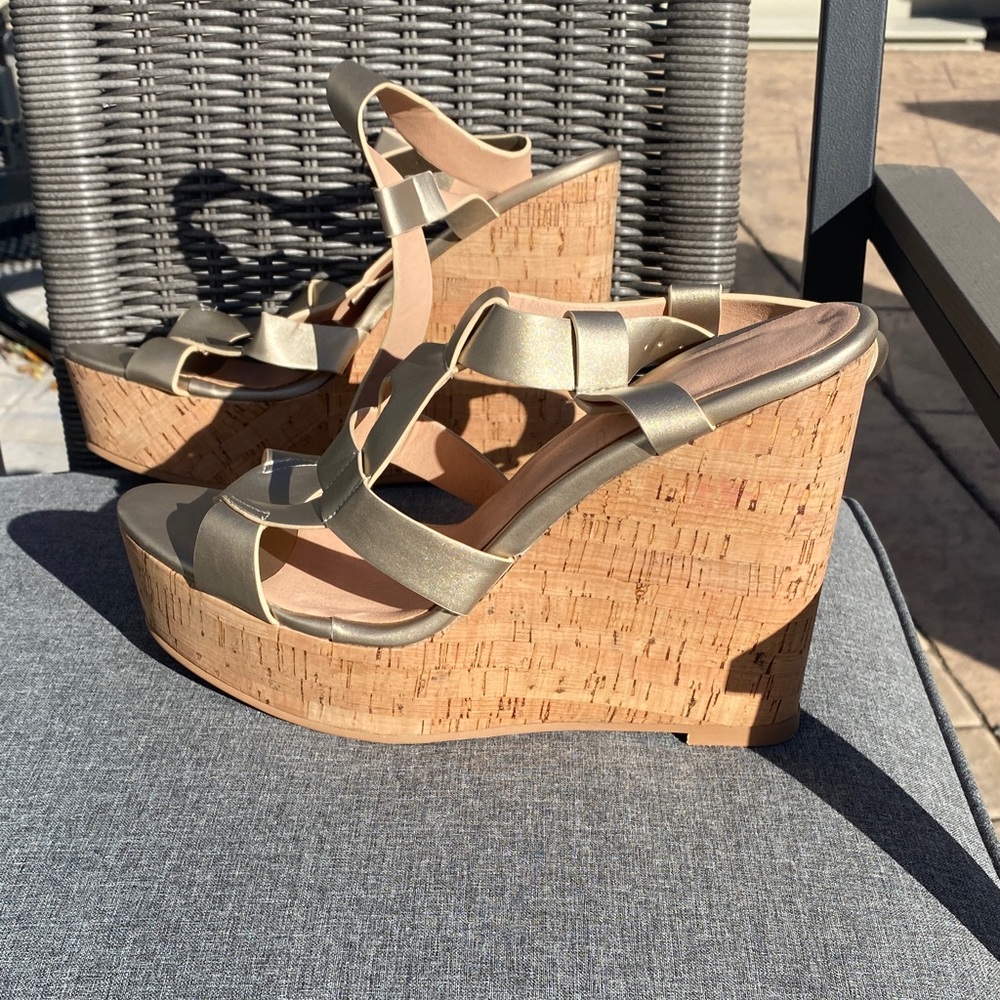 Source Unknown Metallic Gold Platform Sandals - image 3